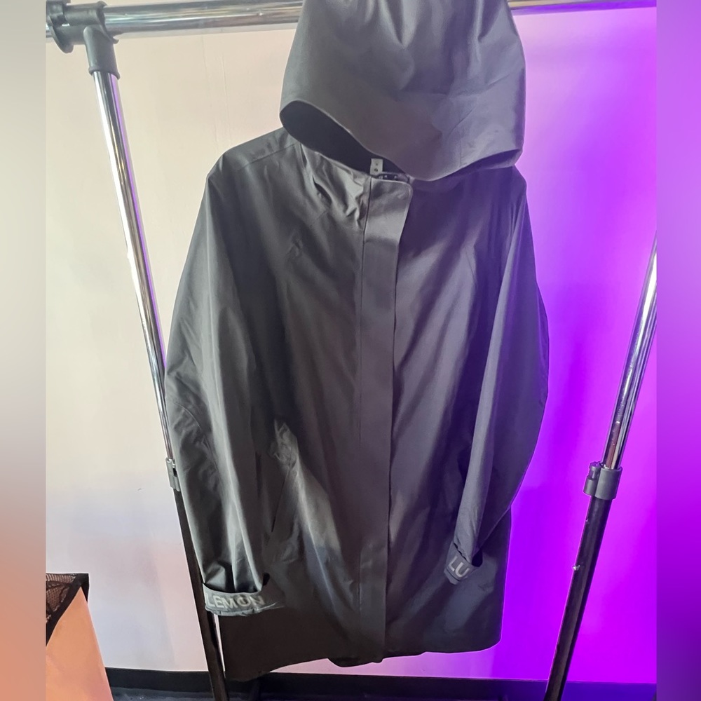 Lululemon women’s Rain Rebel Jacket 2022 black size 16 hooded